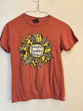 Love and Faith orange sunflower graphic tee
Size S #sunflower #graphictee